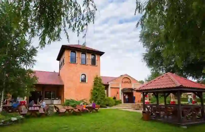Viesnīca Ognisty Ptak - skats uz ēku un ezeru